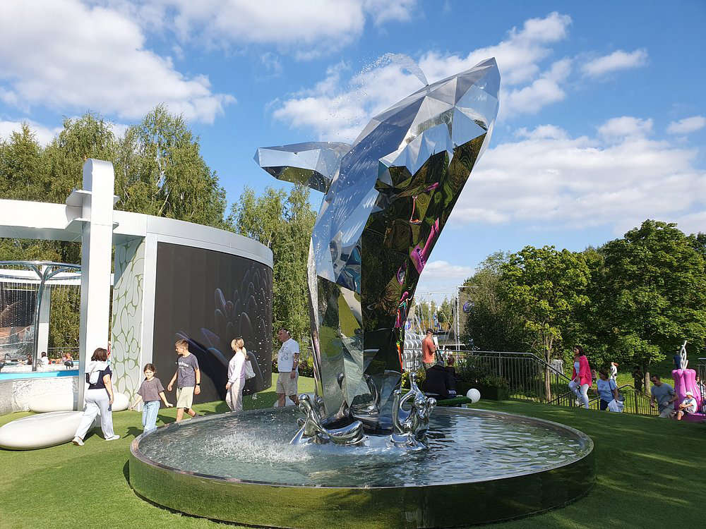 Sculpture 03 installed feedback -- Moscow park