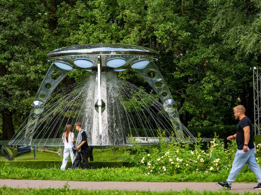 Sculpture 01 installed feedback -- Moscow park