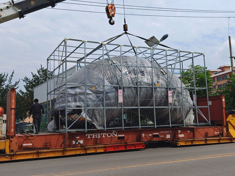 Export packaging for 7.7m U.S. hotel stainless steel sculpture