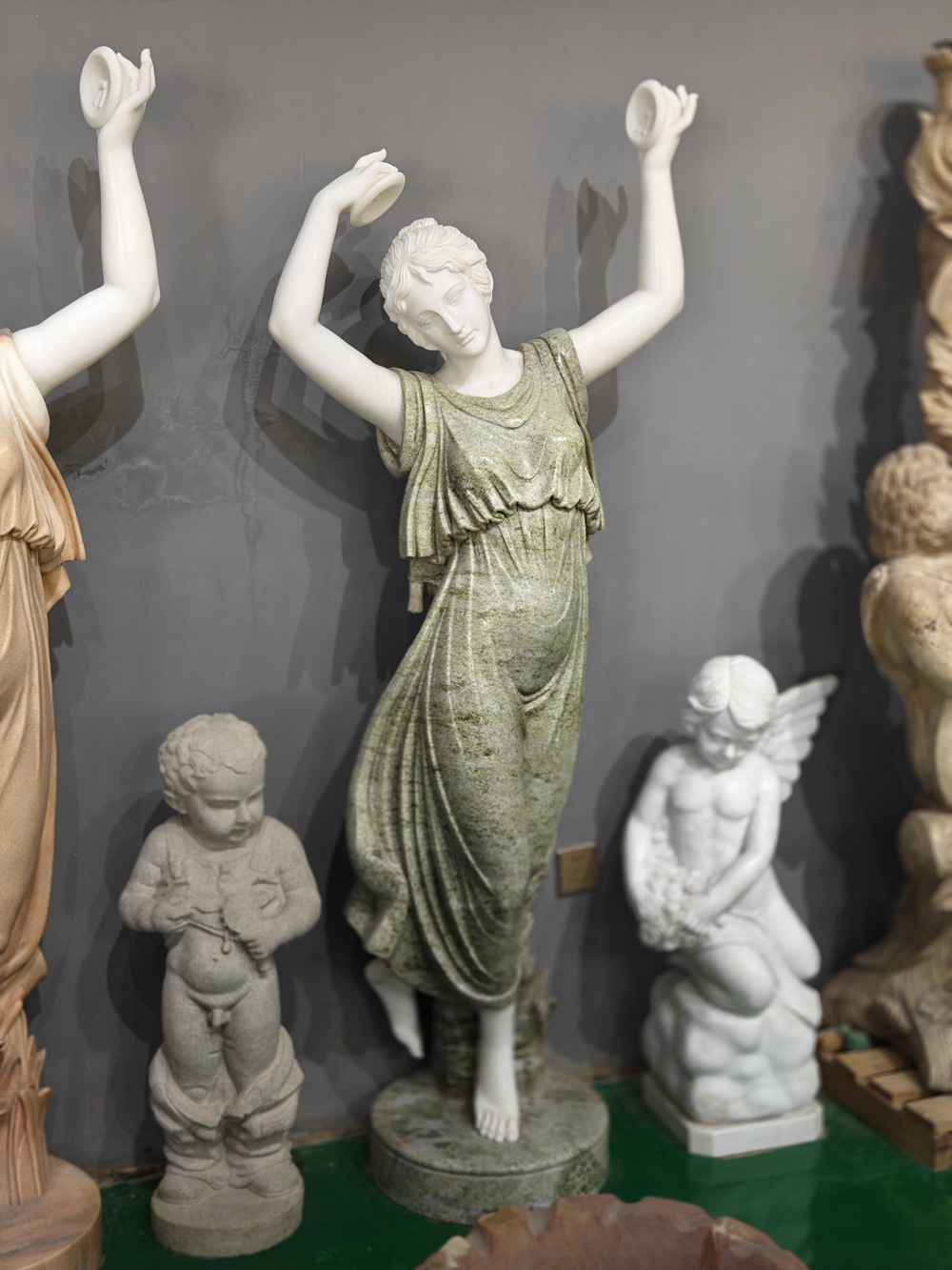 De dansende nimf met cimbalen, een marmeren sculptuur