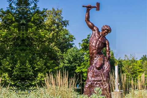 Outdoor Casting Bronze Self Made Man Statue