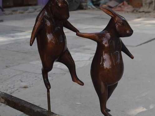 casting Bronze rabbit sculpture