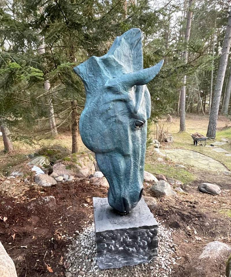 horse head sculpture