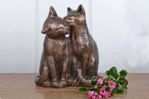 zwei bronzene Katzenstatuen
