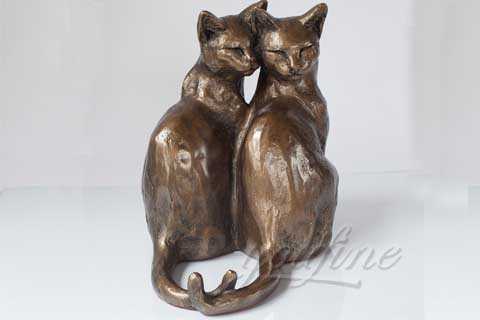 Bronzestatue mit zwei Katzen