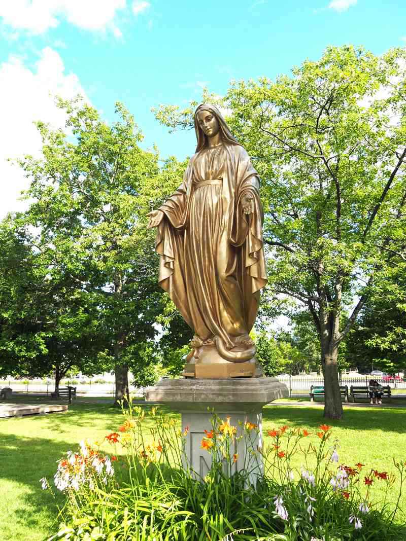 large outdoor virgin mary statue