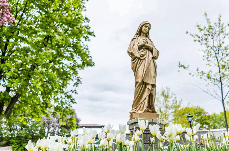 outdoor mary statue