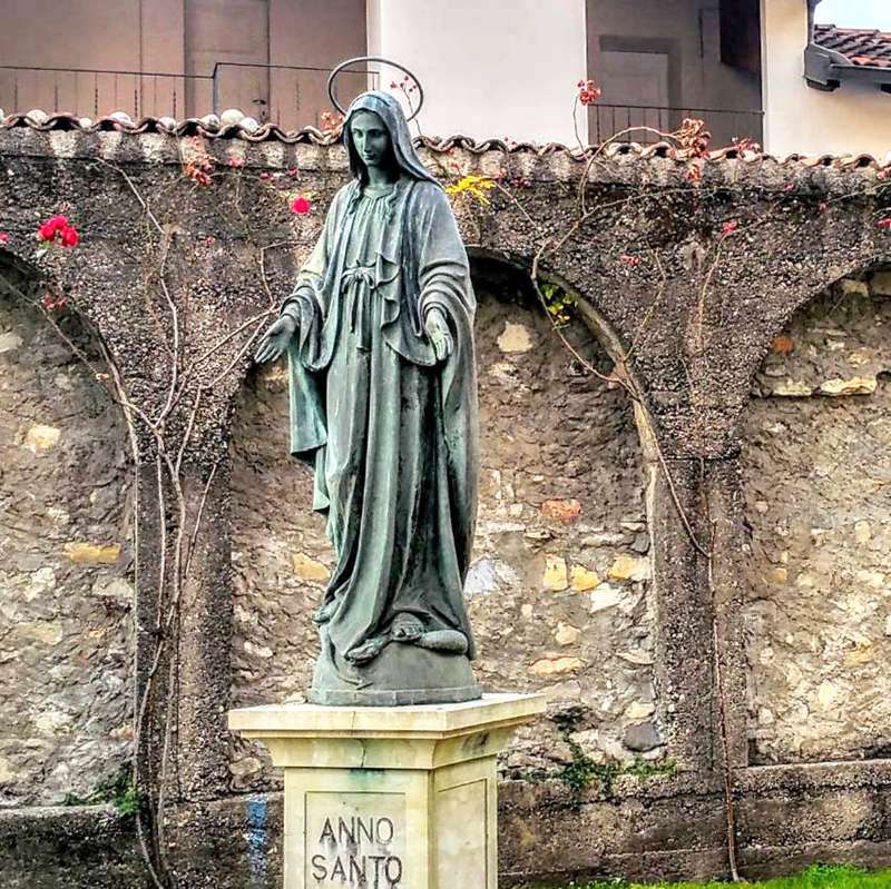 outdoor-virgin-mary-garden-statue