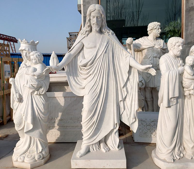 Estatua blanca del Sagrado Corazón de Jesús al aire libre