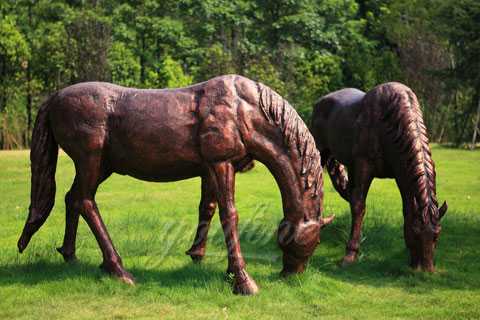 Factory supply life size bronze eating grass standing horse sculptures for sale