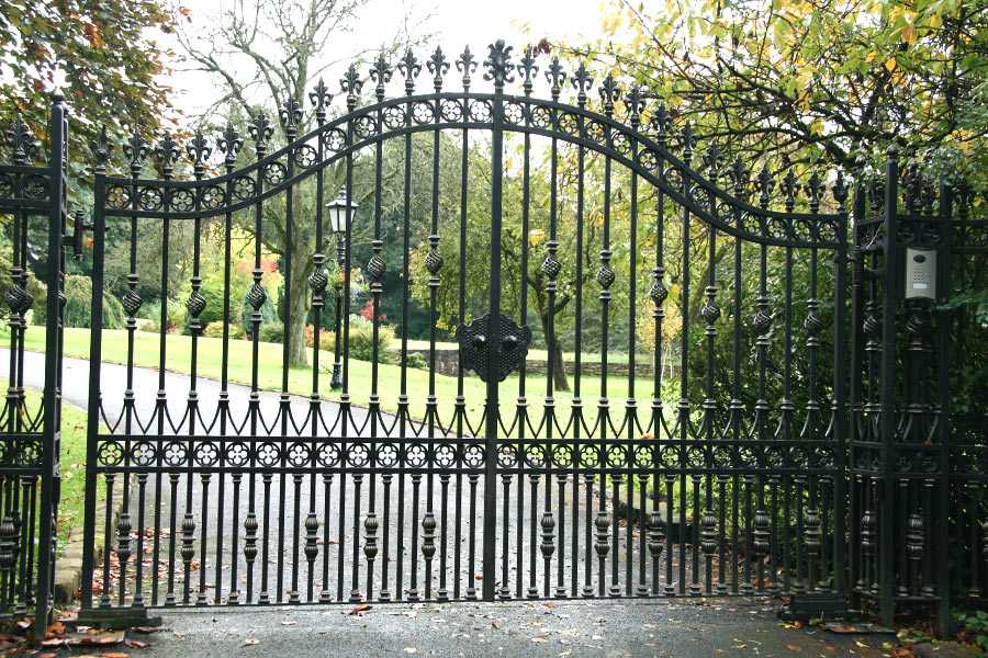 Inexpensive modern wrought iron garden driveway swing gates with solid frame design for sale–IOK-205