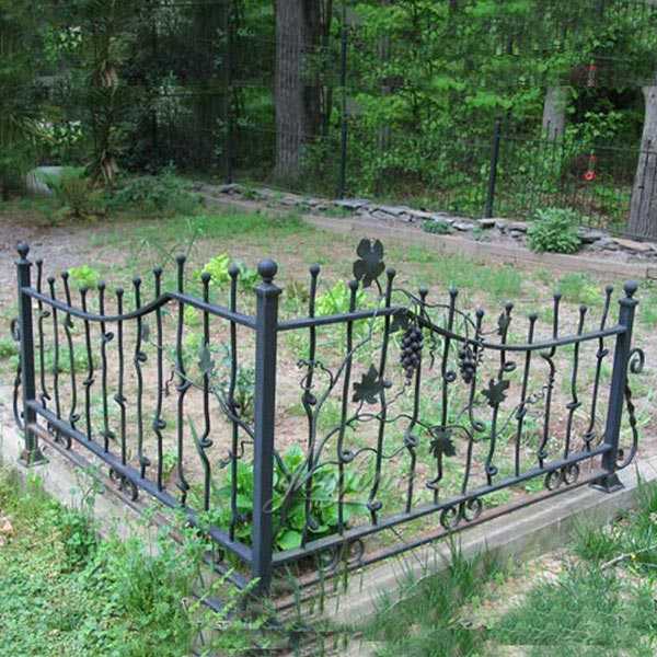 Ironwork factory wholesaling high quality metal art decorative wrought iron fence for sale IOK-137