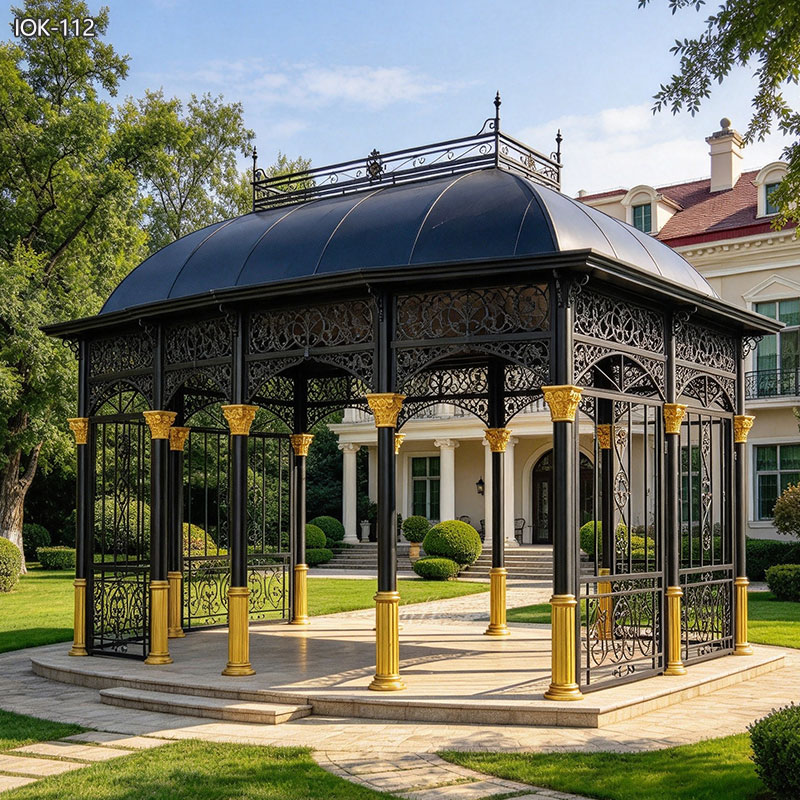 Gazebo de jardim antigo em ferro forjado com detalhes em dourado