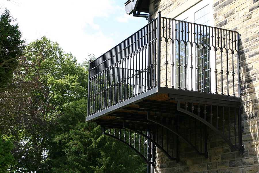 Popular wrought iron modern balcony railing designs cantilever balcony railing for sale IOK-147
