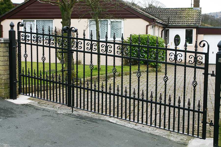 How to choose high quality wrought iron fence designs?