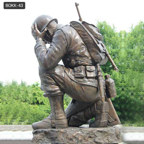Casting bronze war garden statue life size kneeling soldier heavy cast sculpture monument