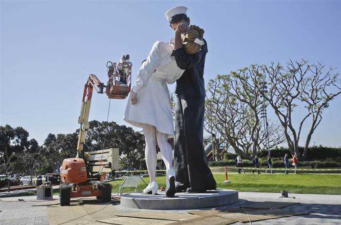 The Kiss of the Century sculpture