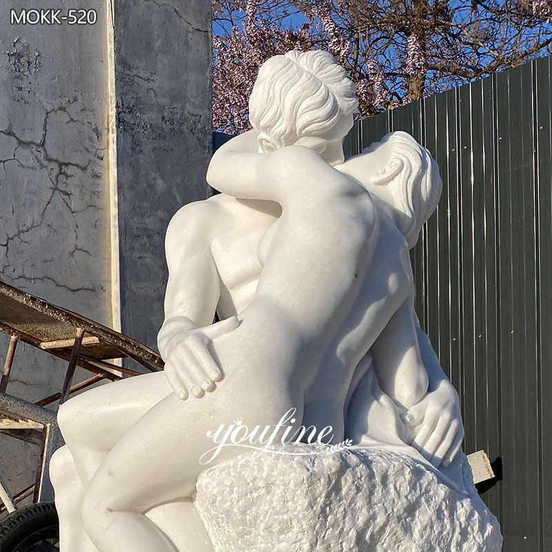 the Kiss Sculpture