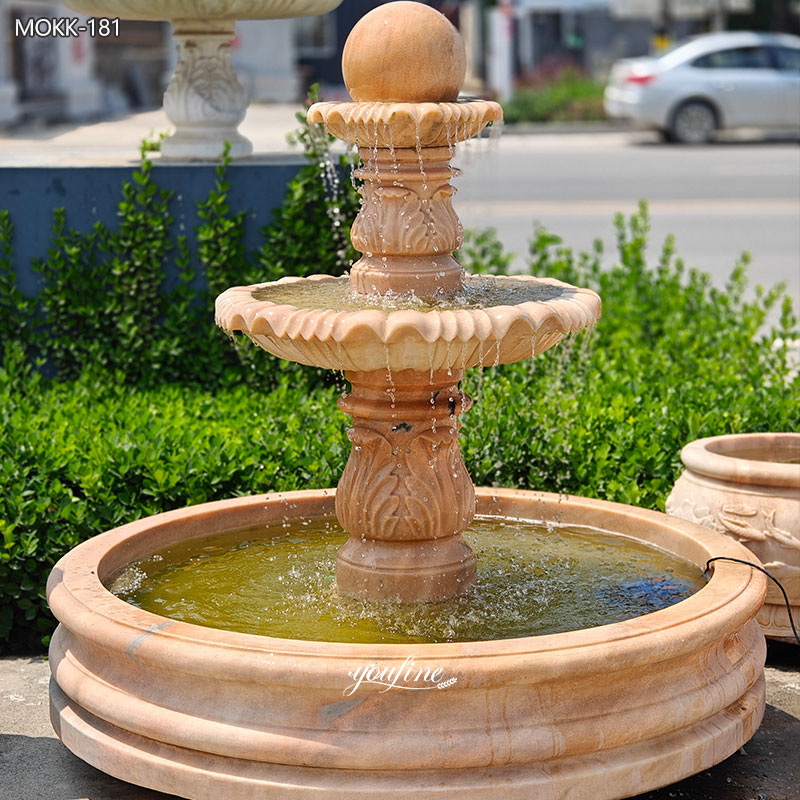 marmeren fontein met bol bovenop