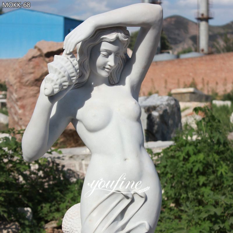 Details zur Statue einer nackten Frau mit Muschel