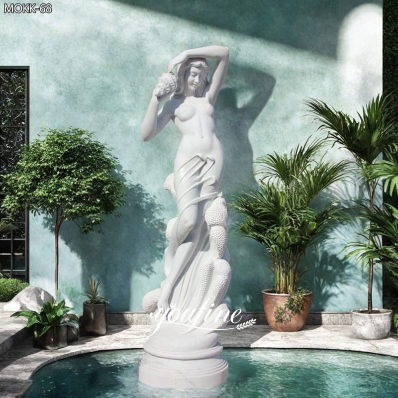 Marmorstatue einer nackten Frau mit Muschel