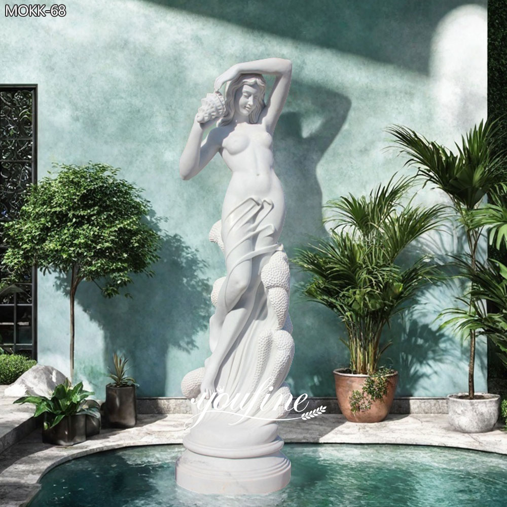 Marmorstatue einer nackten Frau mit Muschel
