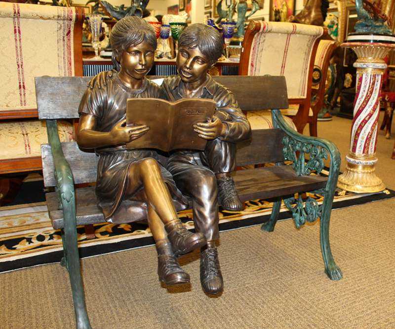 Enfants lisant un livre sur la statue en bronze de plage à vendre