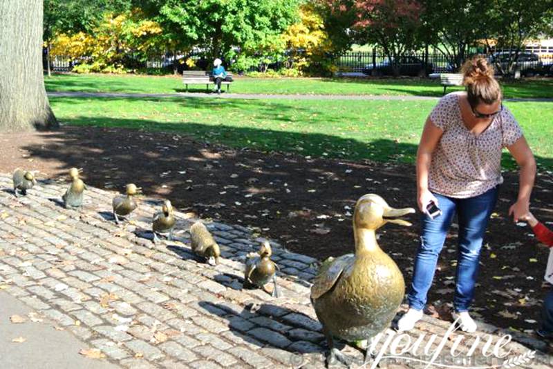 Mother duck and baby duck statues at Boston Public Garden_副本