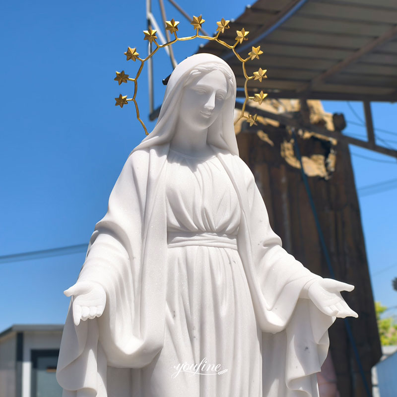 Levensgroot standbeeld van de Heilige Maagd Maria