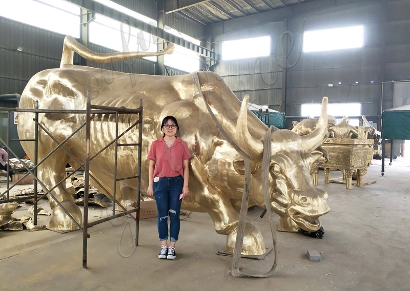 wall street bull statue replica