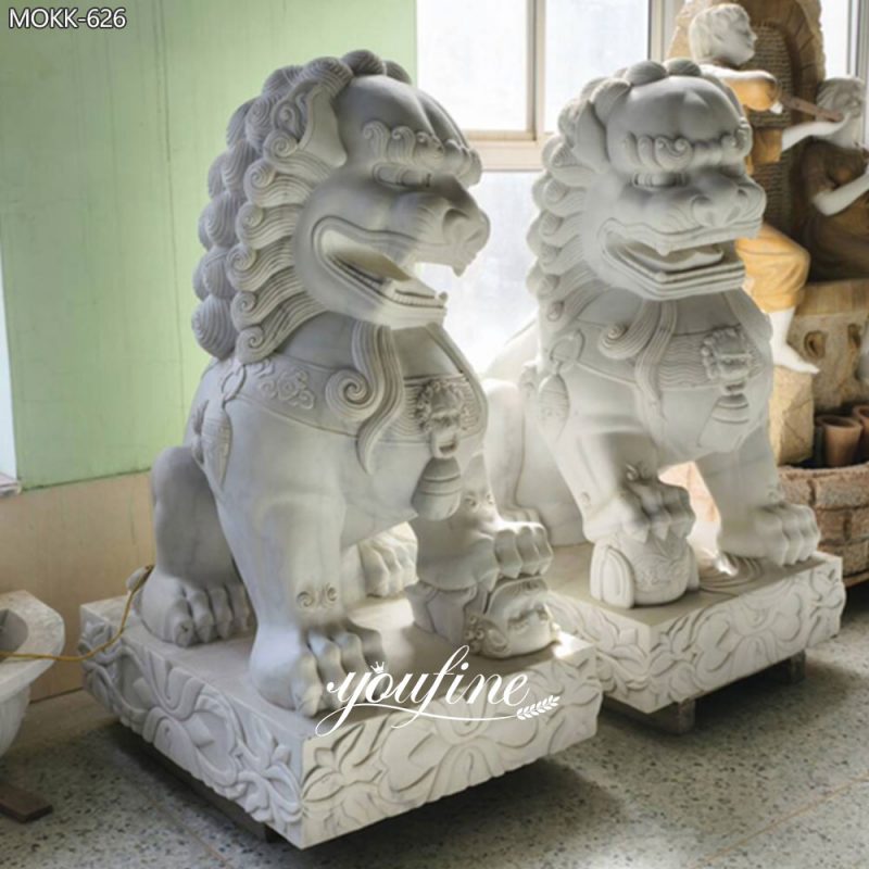 Ivoorwitte stenen beelden van beschermende leeuwen (paar).
