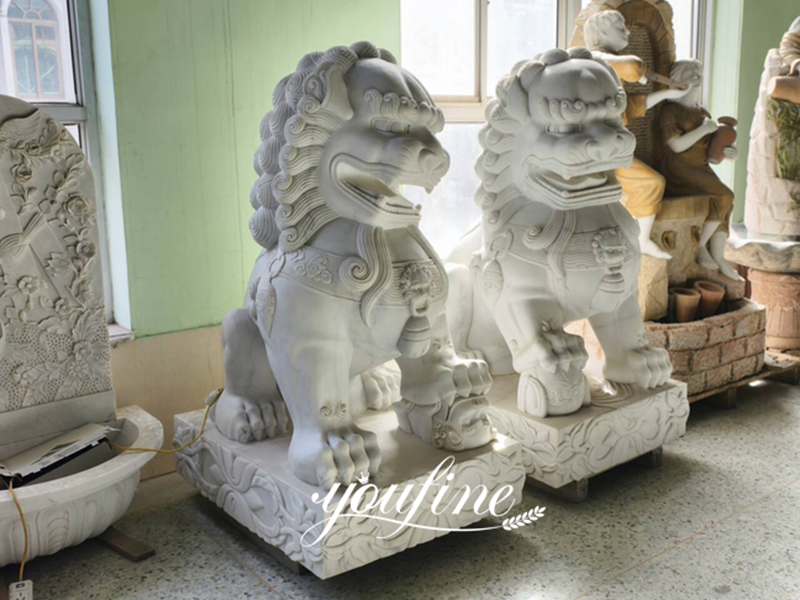 Ivoorwitte marmeren sculptuur van beschermende leeuwen