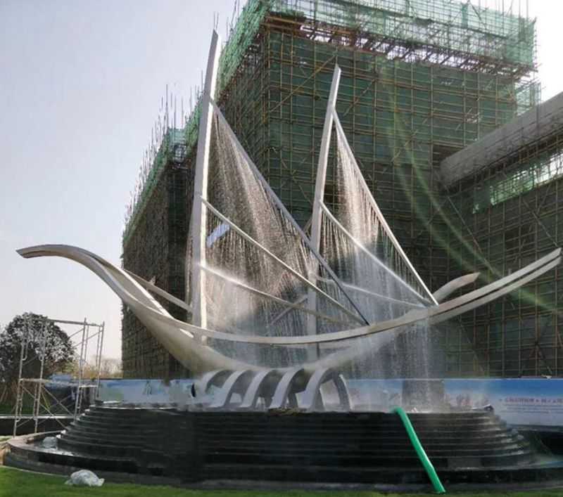 contemporary lawn sculpture