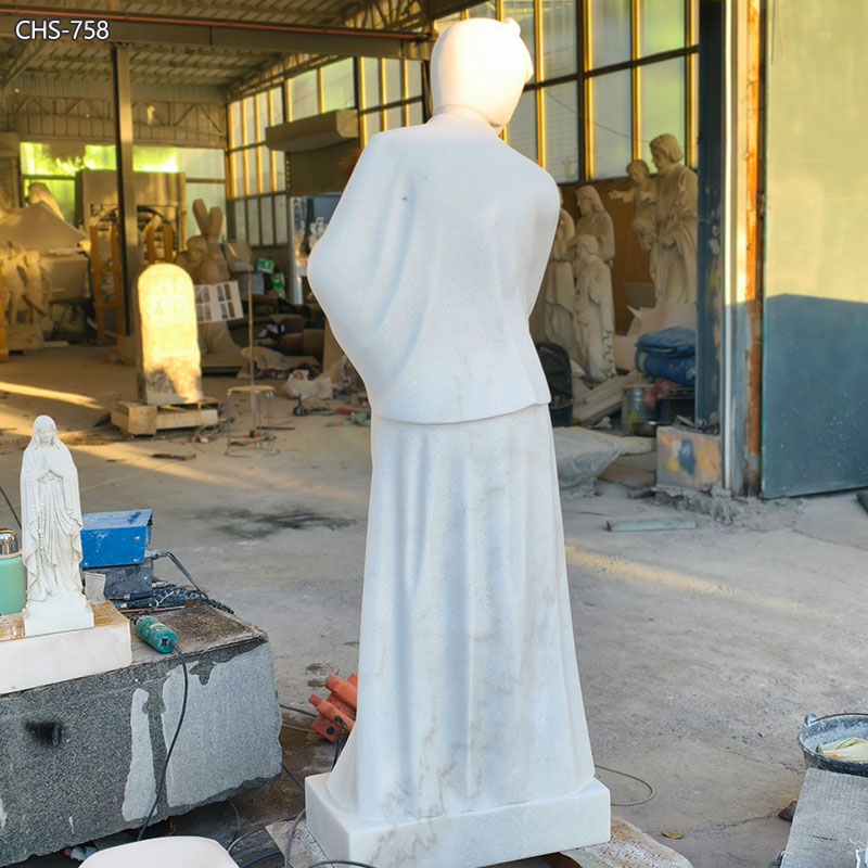 Rückseite der St. Josephine Bakhita-Statue