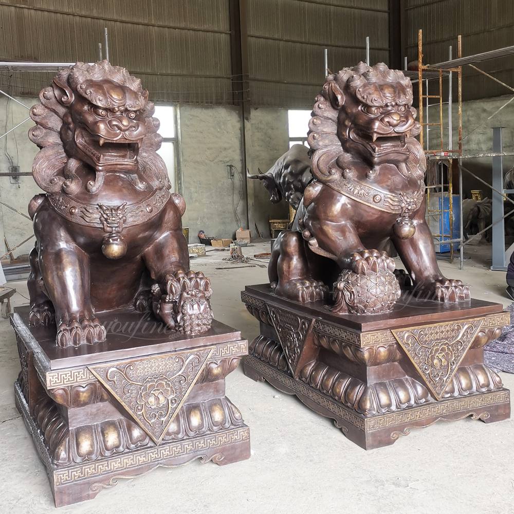 Escultura de bronze de um grande leão asiático