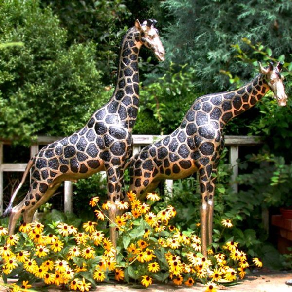 metal giraffe statue