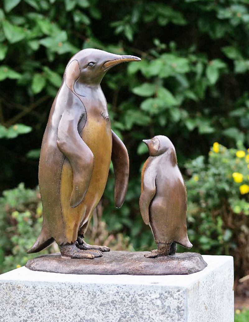 penguin garden statue