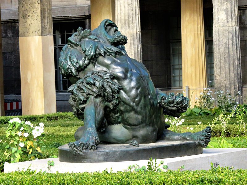 Hercules and the Nemean Lion statue