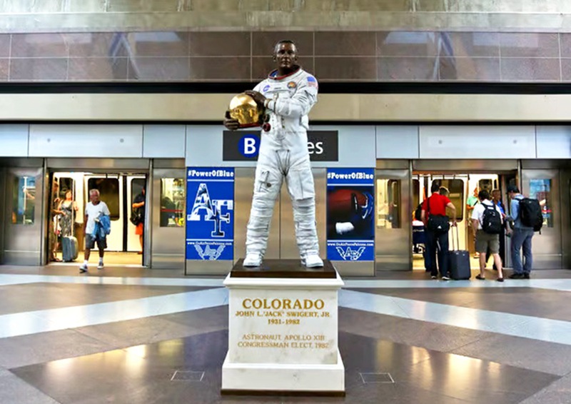 Outdoor Bronze Life Size Spaceman Statue