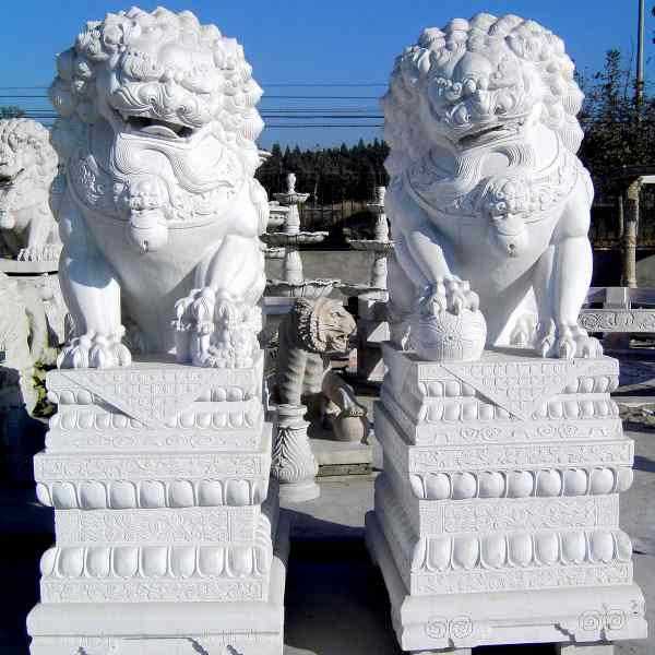 What the difference between the designs of stone lion statues