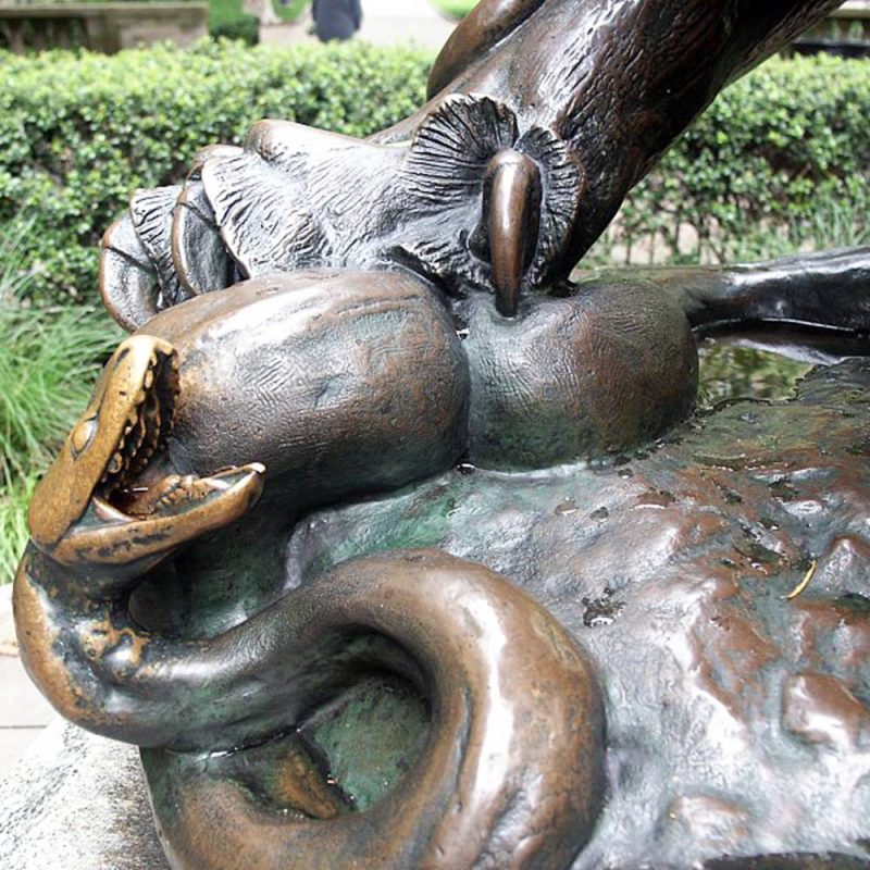 Dettaglio del leone di bronzo che schiaccia un serpente