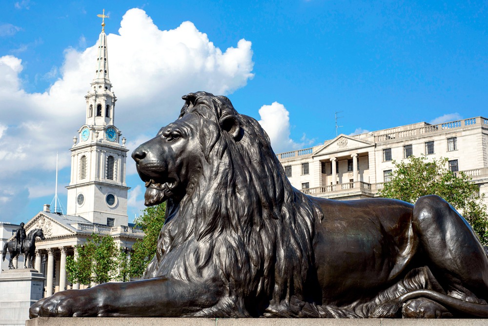 London Trafalgar Meydanında böyük Aslan Heykəli