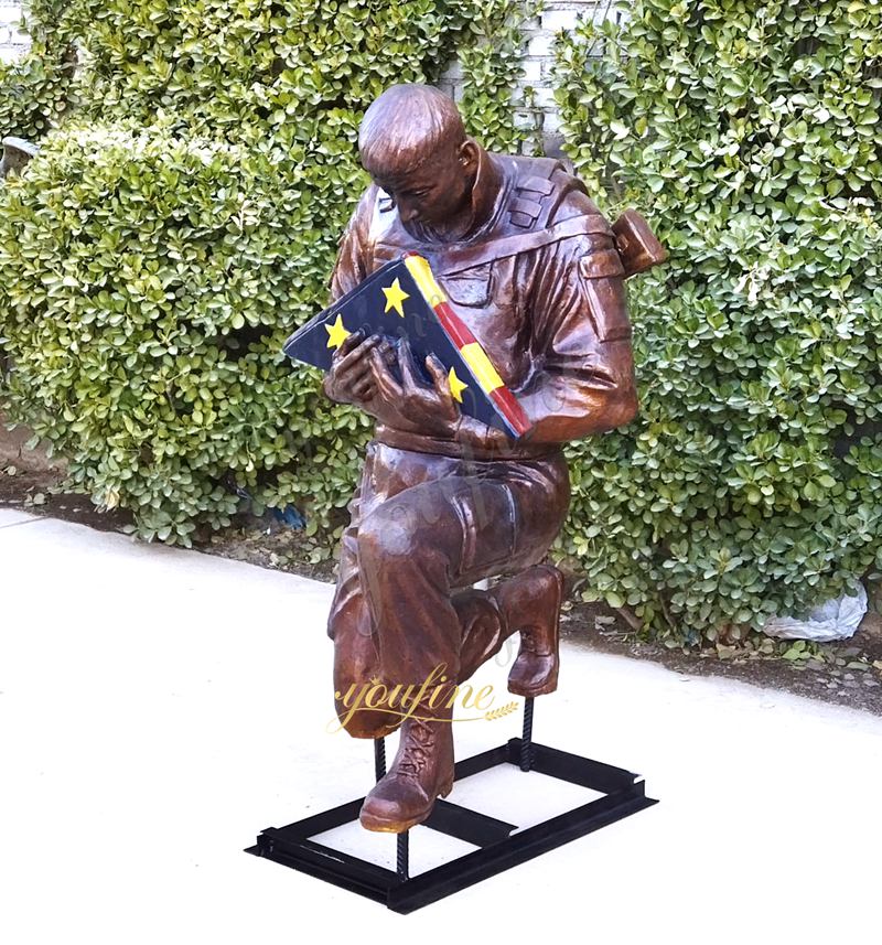 YouFine Kneeling soldier figure