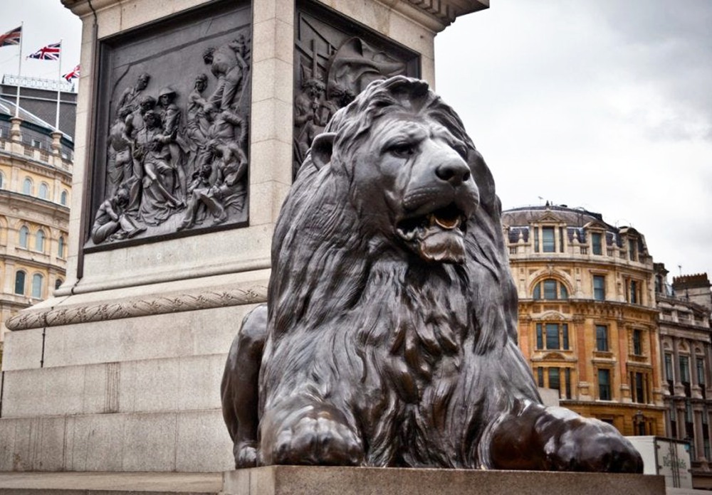 Trafalgar Meydanında böyük aslan heykəlləri