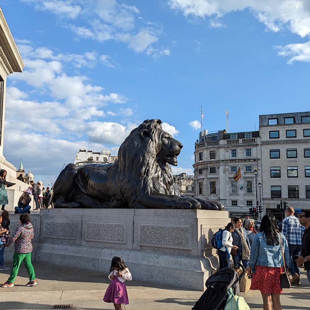 Londondakı böyük aslan heykəli