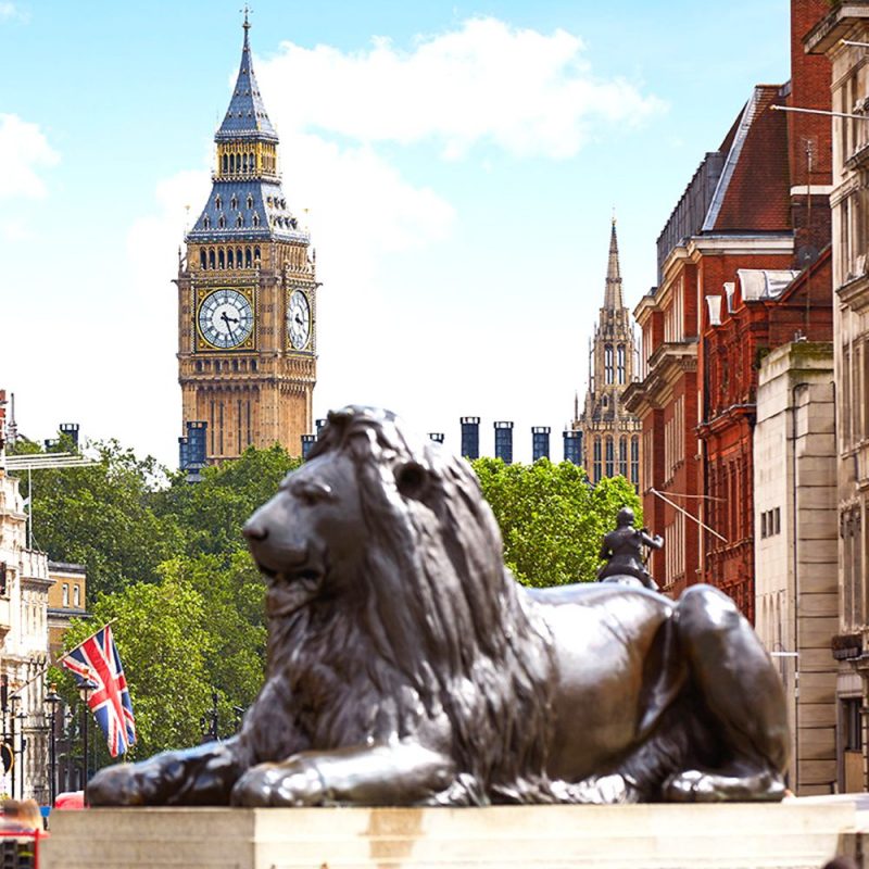 Londonda böyük şir heykəlləri