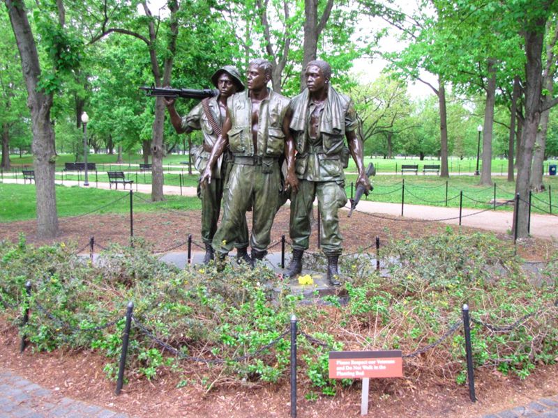 vietnam memorial three soldiers