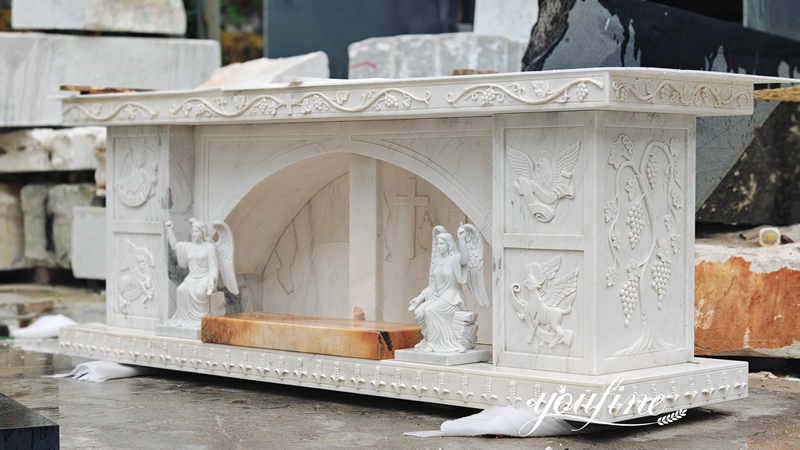 Altar wite Angel