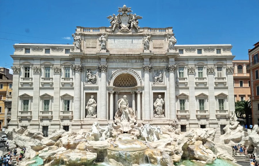 famous fontana di trevi