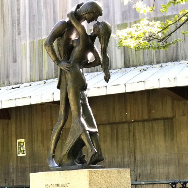 romeo and juliet sculpture